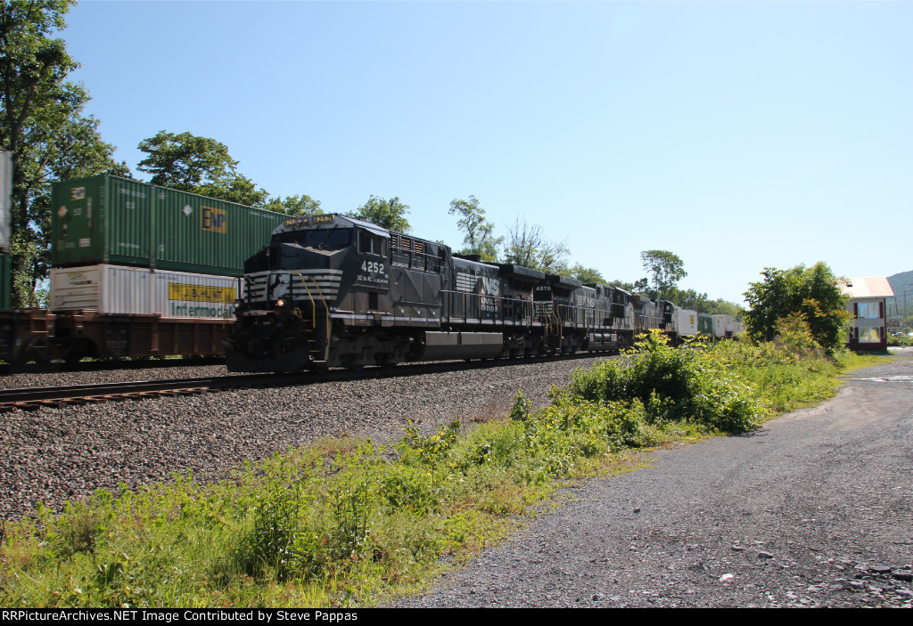 Norfolk Southern train 25G on the Cove PA siding with 4252 leading
